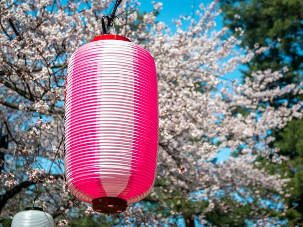 Zapalte tradiční červené japonské rýžové balónky na festivalu v Japonsku — Stock fotografie