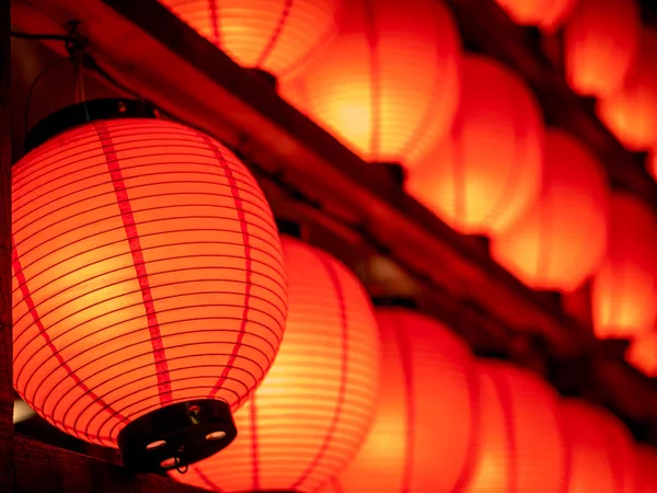 日本のお祭りで日本の伝統的な赤い米の風船を照らす — ストック写真