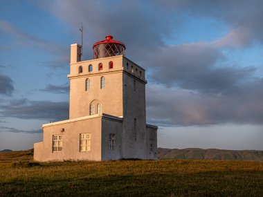 Cape Dyrholaey 'de beyaz deniz feneriyle manzara.