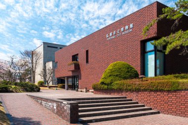 Hirosaki, Japonya - Nisan 2019. İlkbaharda Hirosaki Şehir Müzesi binasının resmi