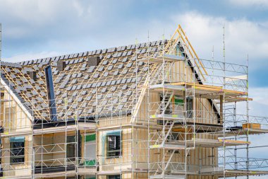 Modern üç katlı apartman inşaatı