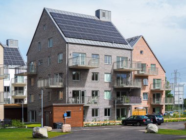 Çatı katında güneş panelleri olan modern bir ev.