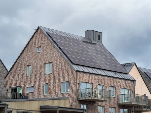 지붕에 태양 전 지판이 달린 현대식가옥 스톡 이미지