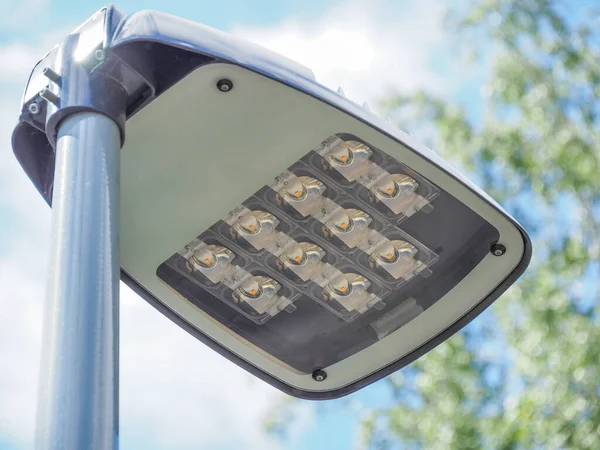 LED pouliční lampa v detailech se stromy na pozadí Royalty Free Stock Obrázky