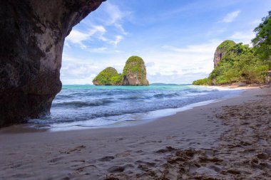 Tayland 'ın Krabi bölgesindeki Railay Plajı' nda berrak su ve mavi gökyüzü.