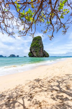 Tayland 'ın Krabi eyaletindeki mavi gökyüzü ile tropikal adada cennet kumsalı.