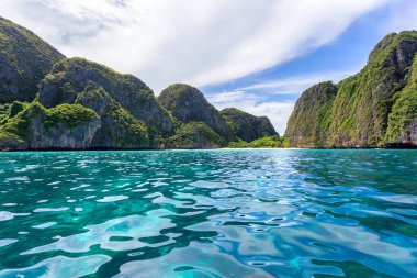 Phi Phi Leh Adası 'ndaki Maya Körfezi' ndeki güzel tropik ada körfezi. Gün ışığı günü, Krabi Eyaleti, Tayland.