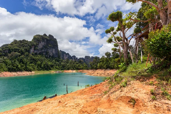 泰国素拉拉巴尼省Khao Sok国家公园腊恰帕塔大坝美丽的高山湖泊 天空和自然景观 — 图库照片