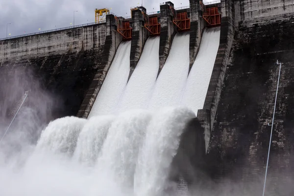 Water Flowing Floodgates Dam Khun Dan Prakan Chon Nakhon Nayok — Stock Photo, Image