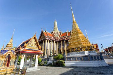 Wat Phra Kaew ve Grand Palace güneşli bir günde, Bangkok, Tayland