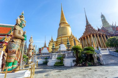Wat Phra Kaew ve Grand Palace güneşli bir günde, Bangkok, Tayland