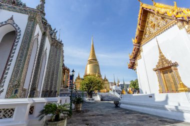 Wat Phra Kaew ve Grand Palace güneşli bir günde, Bangkok, Tayland