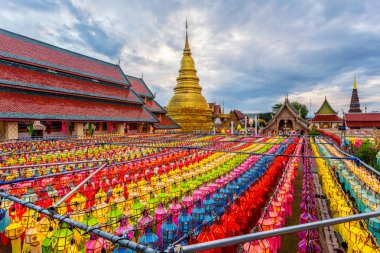 Wat Phra 'daki Loi Krathong' da Renkli Lamba Festivali ve Fener Hariphunchai, Lamphun Eyaleti, Tayland