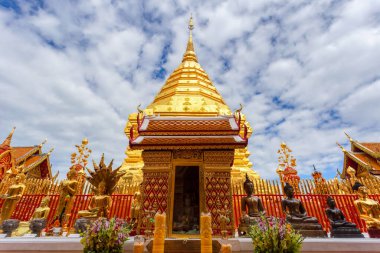 Wat Phra Doi Suthep, Tayland 'ın Chiang Mai şehrinin turistik ilgi odağı.