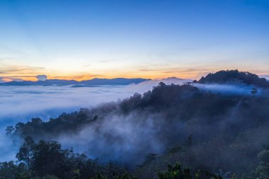 Güzel, dalgalı bulutlar ve Khao Khai Nui 'deki dağların önündeki sis. Gün doğumunda, Tayland' ın Phang-Nga Eyaleti.