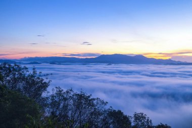 Güzel, dalgalı bulutlar ve Khao Khai Nui 'deki dağların önündeki sis. Gün doğumunda, Tayland' ın Phang-Nga Eyaleti.