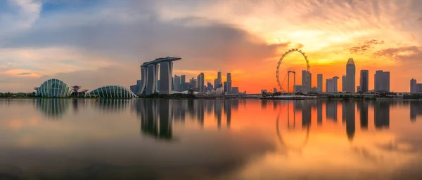 新加坡金融区景观及日落时分的商业大厦 — 图库照片