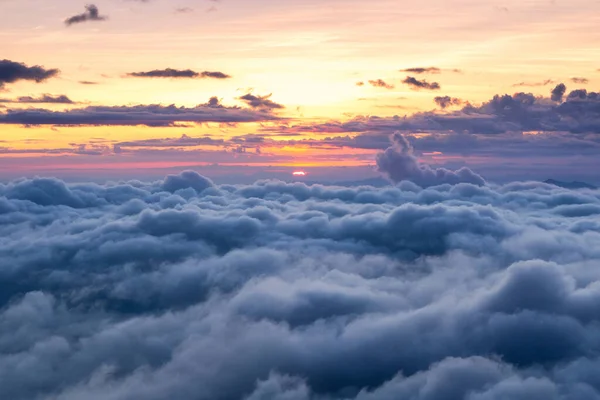 Schöne Schicht Aus Bergen Und Nebel Bei Sonnenaufgang Doi Luang — Stockfoto