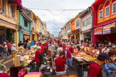 Phuket Town 'daki Thalang Yolu' ndaki sokak yiyecekleri pazarında. Her pazar günün sonunda Thalang Yolu 'nda gece geç saatlere kadar büyük bir sokak yiyecek pazarı yer alır. 22 Kasım 2020.