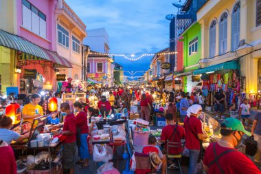 Phuket Town 'daki Thalang Yolu' ndaki sokak yiyecekleri pazarında. Her pazar günün sonunda Thalang Yolu 'nda gece geç saatlere kadar büyük bir sokak yiyecek pazarı yer alır. 22 Kasım 2020.