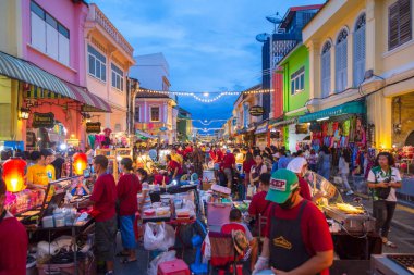 Phuket Town 'daki Thalang Yolu' ndaki sokak yiyecekleri pazarında. Her pazar günün sonunda Thalang Yolu 'nda gece geç saatlere kadar büyük bir sokak yiyecek pazarı yer alır. 22 Kasım 2020.