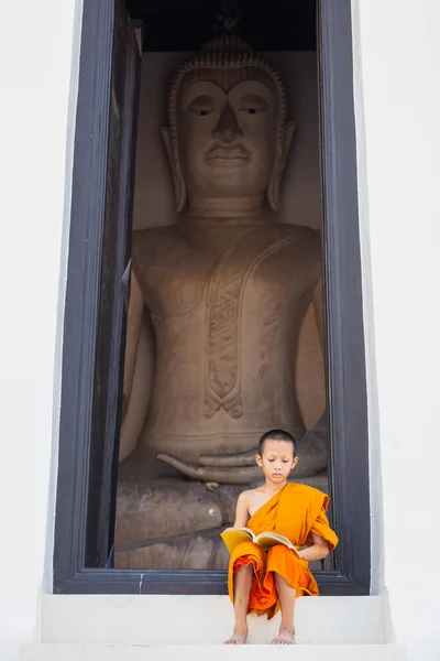 Jovem Monge Novato Lendo Livro Wat Phutthai Sawan Temple Ayutthaya — Fotografia de Stock