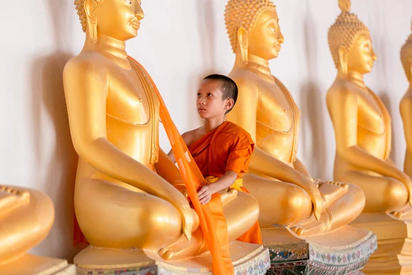 Azji Młody Mnich Obejmujące Tkaniny Posąg Buddy Wat Phutthai Sawan — Zdjęcie stockowe