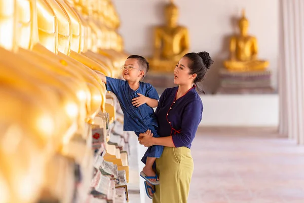 Matka Syn Modlący Się Szacunek Posąg Buddy Świątyni Wat Phutthai — Zdjęcie stockowe
