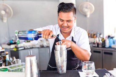 Barmen tezgahta kokteyl hazırlıyor..