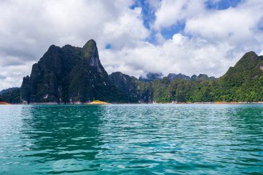 Güzel dağlar göl gölü gökyüzü ve doğal eğlence Ratchaprapha Barajı Khao Sok Ulusal Parkı, Surat Thani Eyaleti, Tayland.