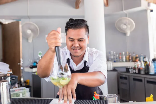 Barkeeper Kocht Cocktail Theke — Stockfoto