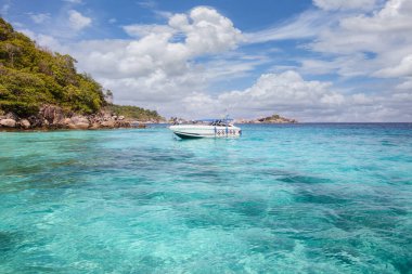Similan Adaları, Mu Ko Similan Ulusal Parkı, Phang-nga, Tayland 'daki Andaman Denizi' nin güzel doğası.