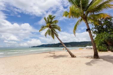 Egzotik tropikal cennet kristal berrak turkuaz üzerinde dalgalanır mavi okyanus deniz manzarası Patong Sahili, Phuket, Tayland