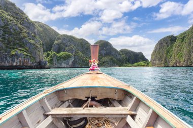 Phi Phi Leh Adası 'ndaki Maya Körfezi manzaralı geleneksel uzun kuyruklu tekne. Gün ışığı günü, Krabi Eyaleti, Tayland