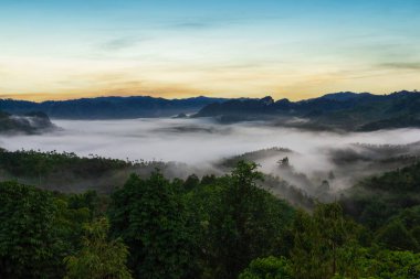 Güneşin doğuşunda, Ranong Eyaleti, Tayland 'da, sisli dağların güzel manzarası.