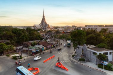Sabah Wat Sothon Wararam 'daki hava manzaralı pagoda, Chachoengsao Eyaleti, Tayland
