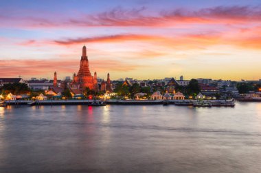 Wat Arun (Şafak Tapınağı) ve Chao Phraya Nehri, Bangkok, Tayland