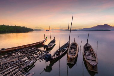 Ban Sam Chong Tai, Tayland 'ın Phang-Nga Eyaleti' ndeki dev kireçtaşı dağlarının ardında ortaya çıkan güzel ve renkli gündoğumu.