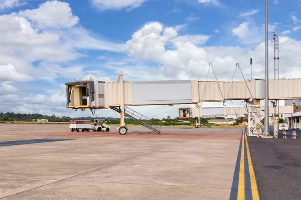 飛行機がタイのウボン ラチャタニー県空港に到着するのを待つジェットウェイ — ストック写真