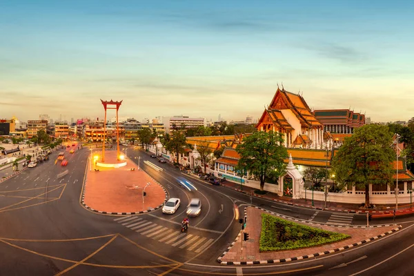 Die Riesenschaukel Mit Wat Suthat Thepwararam Der Abenddämmerung Bangkok Thailand — Stockfoto