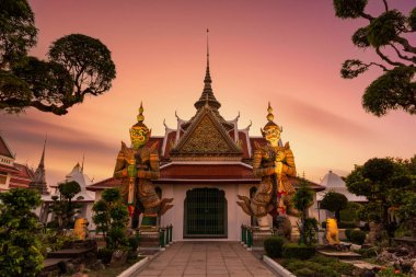 Bangkok, Tayland 'ın Bangkok Yai ilçesindeki Buda Tapınağı' nın (Wat Arun) önündeki dev, Chao Phraya Nehri 'nin Thonburi batı kıyısında..
