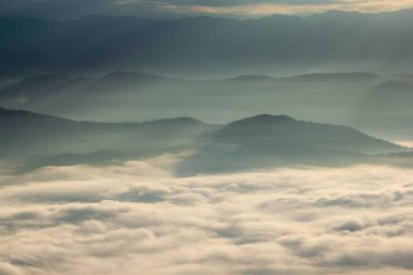 Doi Samer Dao, Sri Nan Ulusal Parkı, Nan Eyaleti, Tayland 'da sabah sisli güzel bir manzara.