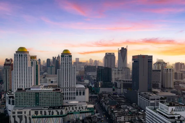Повітряний Вид Сучасних Офісних Будівель Бангкоку Центрі Міста Заходом Сонця — стокове фото