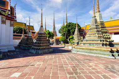 Wat Pho Tapınağı ya da Wat Phra Chetuphon güneşli bir günde, Bangkok, Tayland