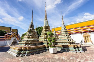 Wat Pho Tapınağı ya da Wat Phra Chetuphon güneşli bir günde, Bangkok, Tayland