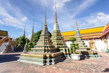 Wat Pho Tapınağı ya da Wat Phra Chetuphon güneşli bir günde, Bangkok, Tayland