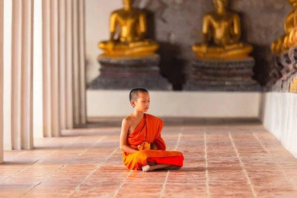Jovem Monge Novato Sentado Para Meditação Templo Wat Phutthaisawan Ayutthaya — Fotografia de Stock