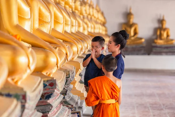 Mãe Filho Rezando Respeito Estátua Buddha Wat Phutthai Sawan Temple — Fotografia de Stock