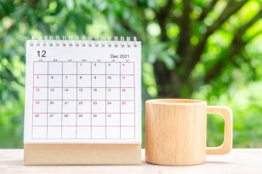 Aralık ayında, Takvim masası 2021 yeşil doğalı ahşap masa üzerinde planlama ve hatırlatma için.
