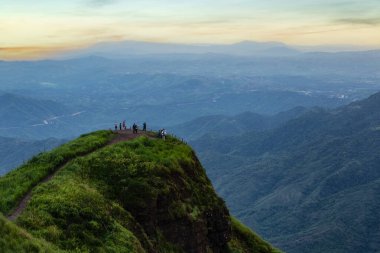Güneşin doğuşu dağda hareket eden sisle birlikte Phu Thap Buek, Phetchabun, Tayland 'da